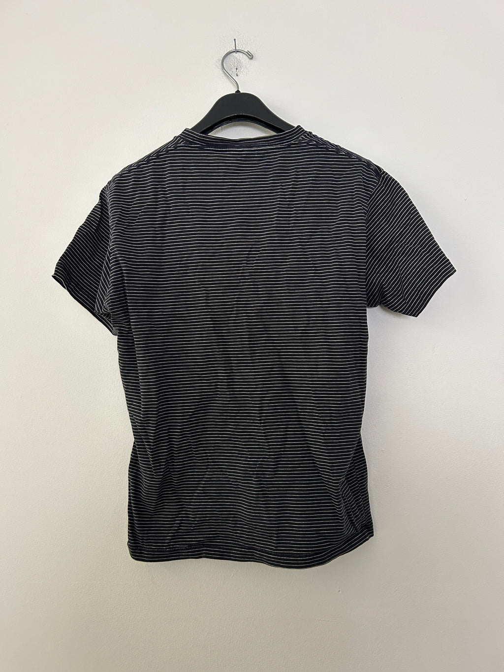 T-shirt noir à fines rayures blanches - UNIQLO