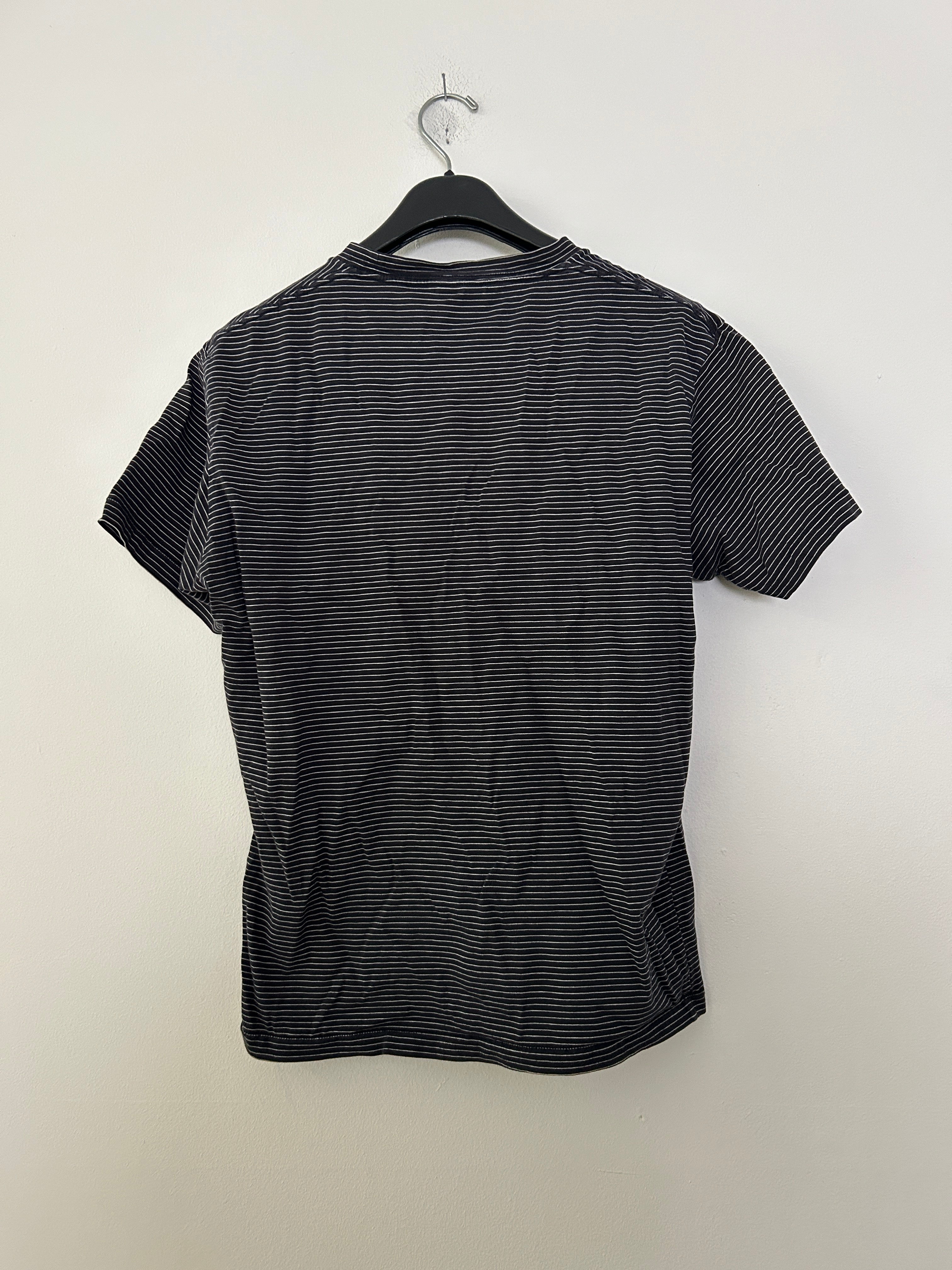 T-shirt noir à fines rayures blanches - UNIQLO