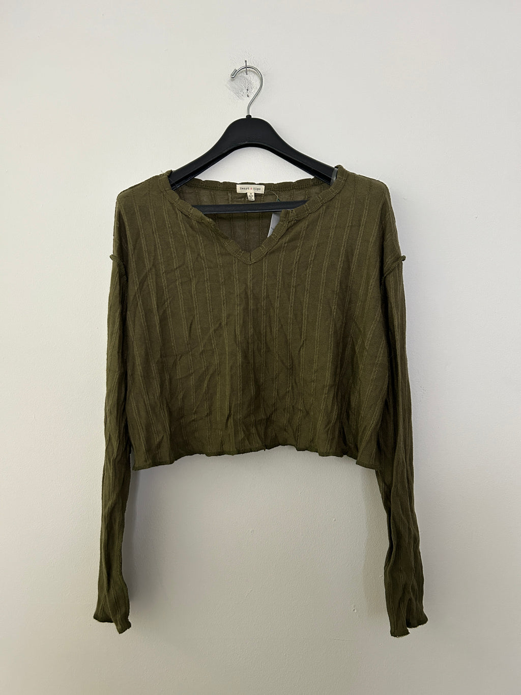 Haut court vert olive côtelé à manches longues – Heart & Hips