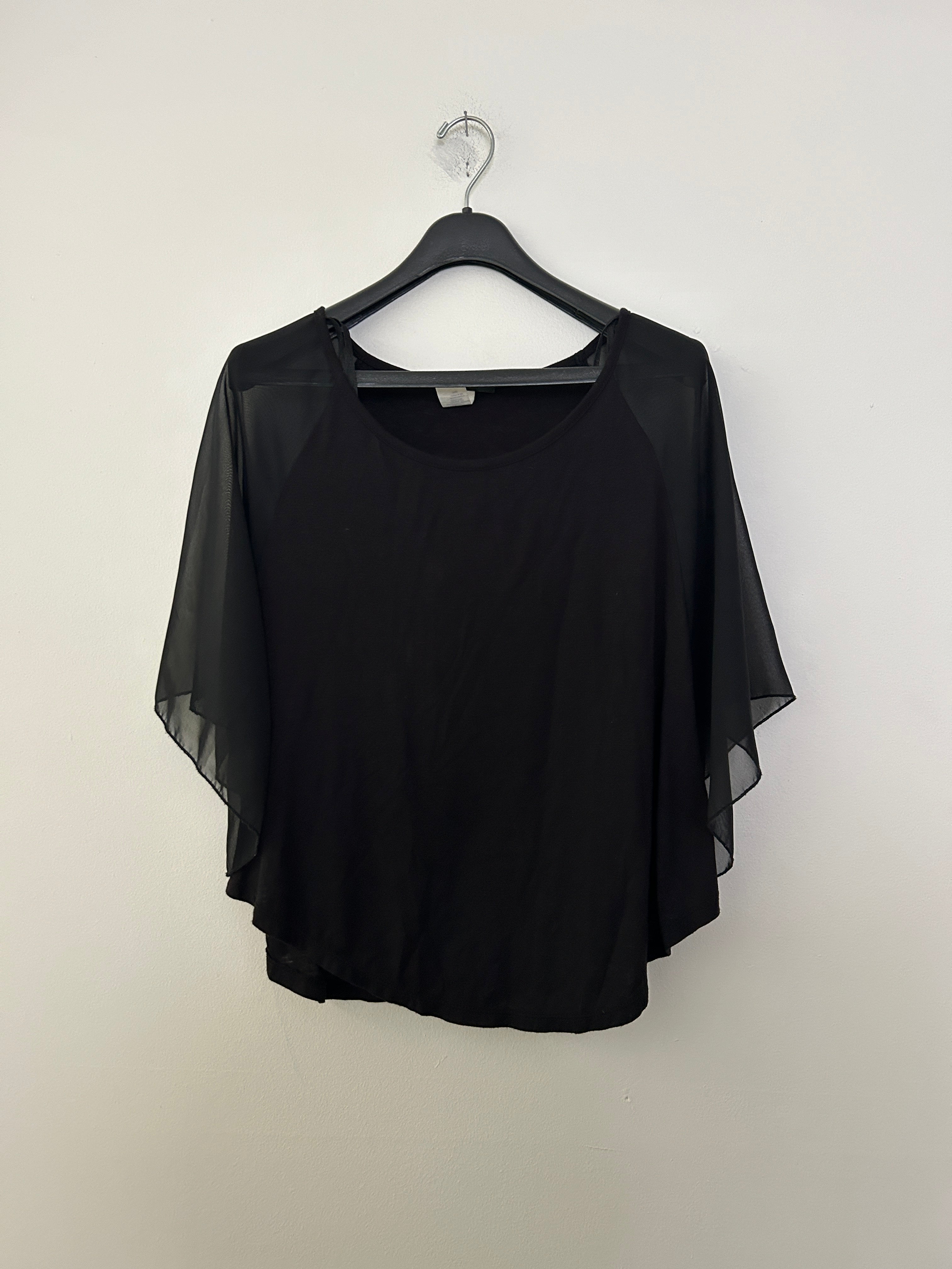 Haut noir fluide à manches voilées – Simply Irresistible