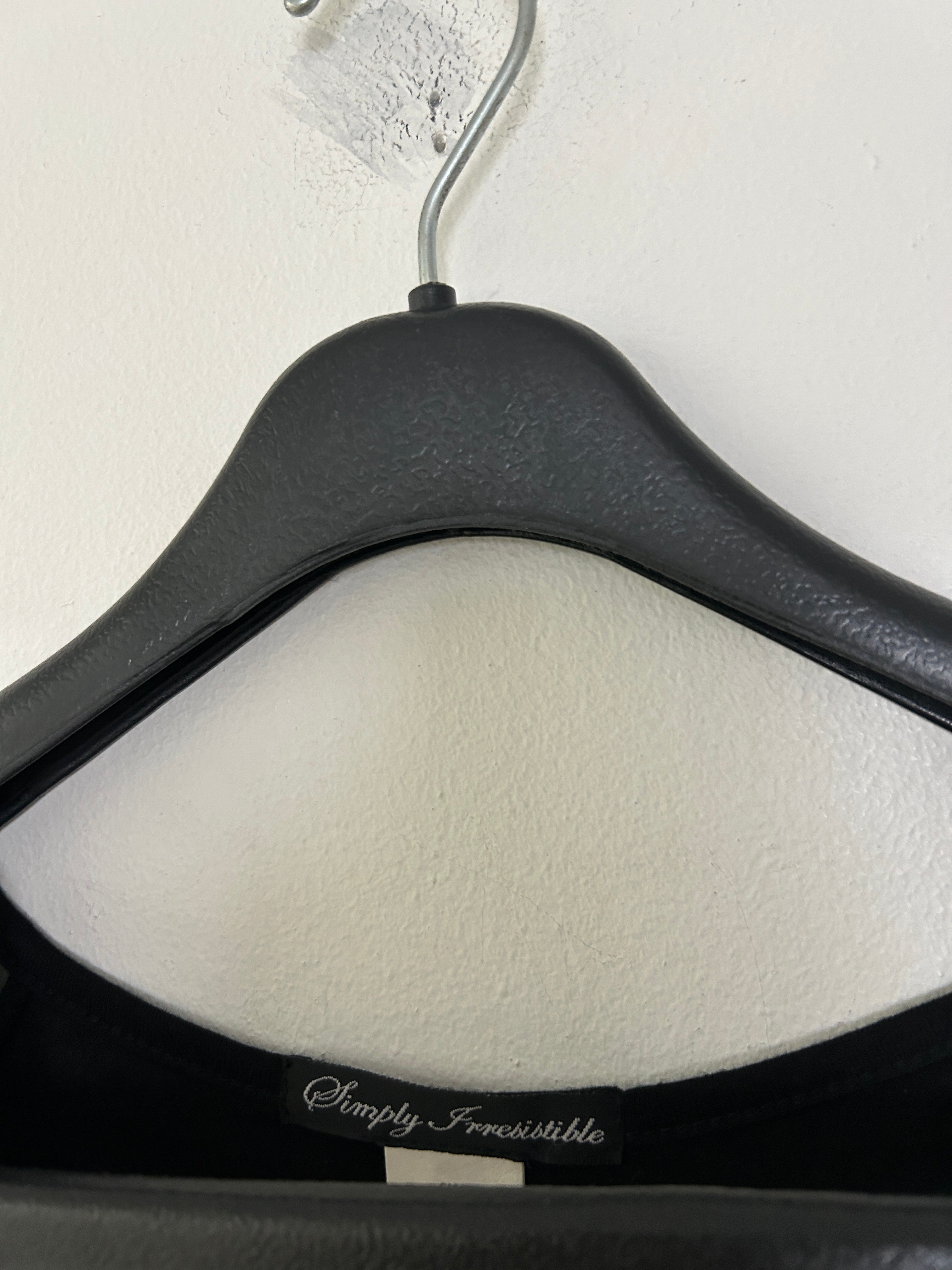 Haut noir fluide à manches voilées – Simply Irresistible