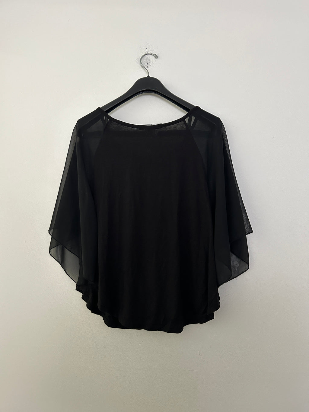 Haut noir fluide à manches voilées – Simply Irresistible