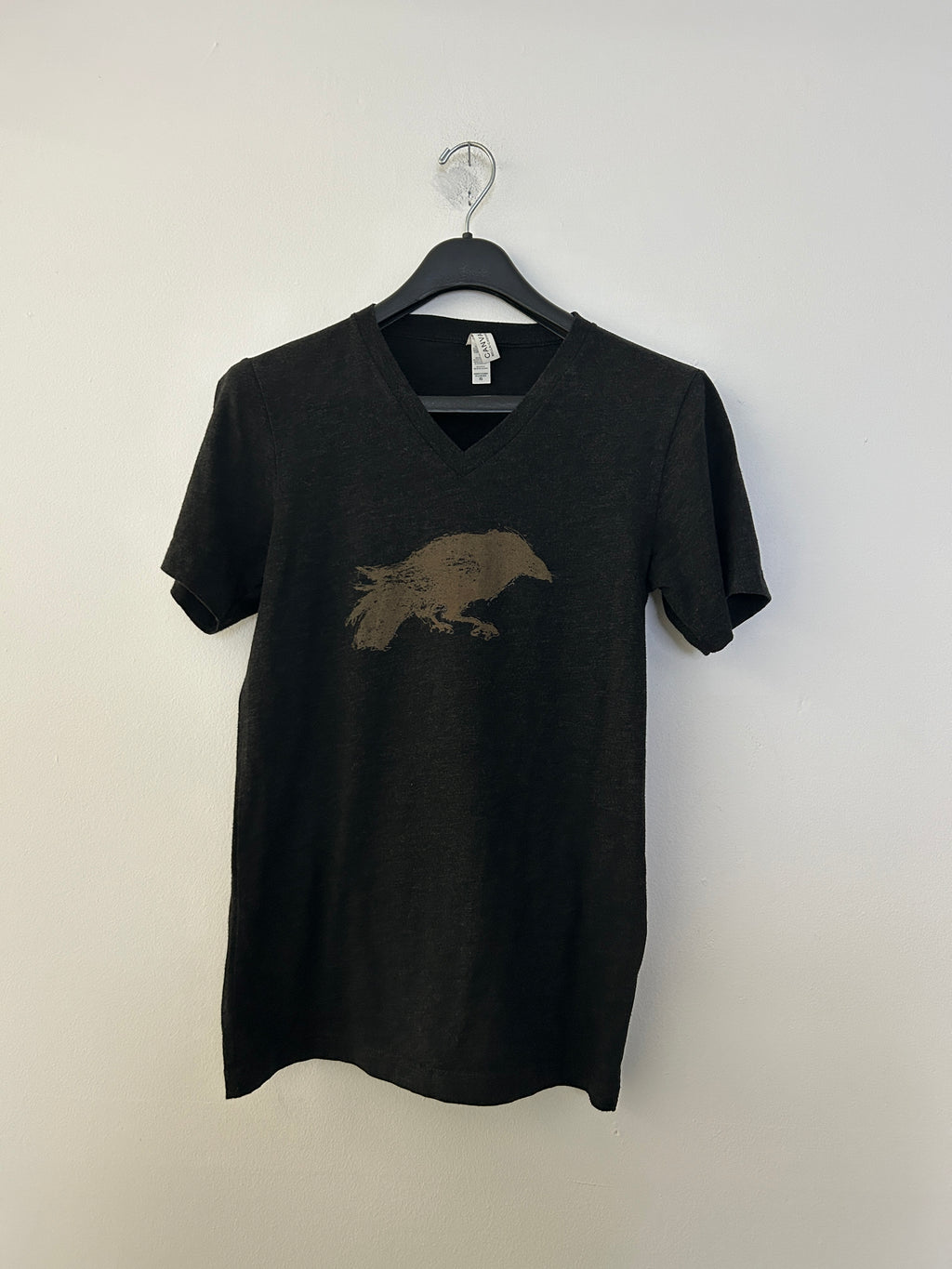 T-shirt noir col V avec imprimé corbeau – CANVAS