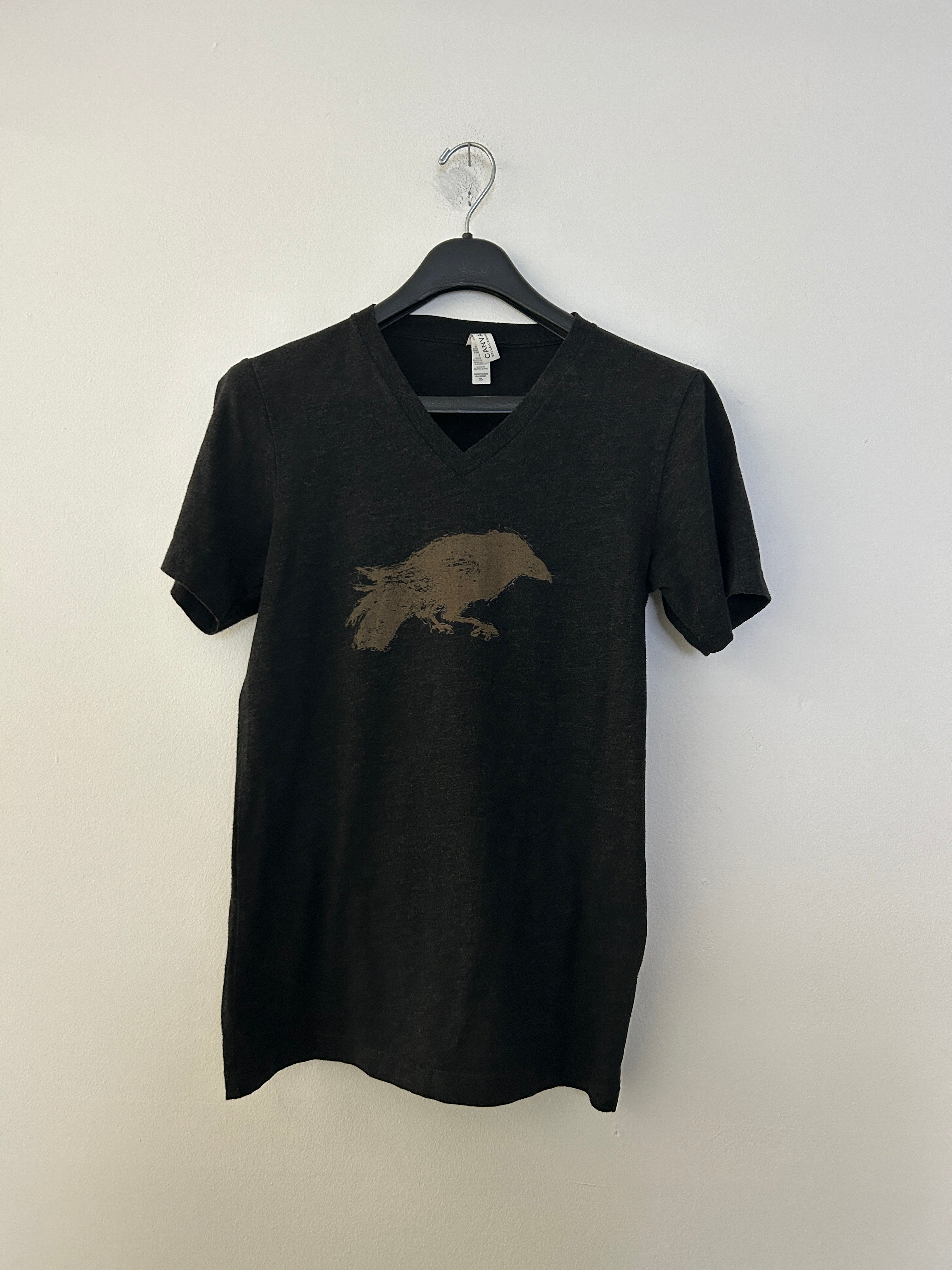 T-shirt noir col V avec imprimé corbeau – CANVAS