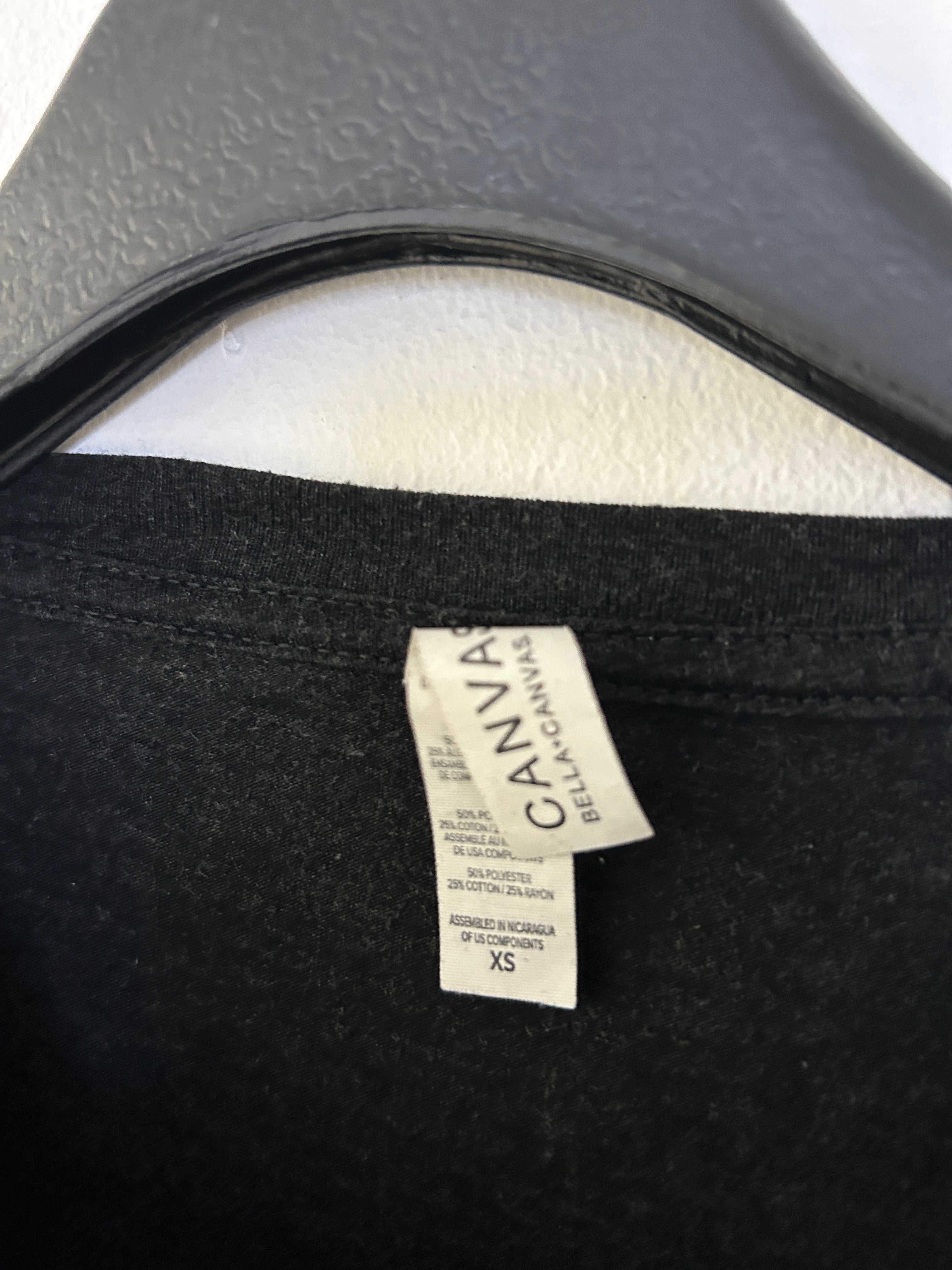 T-shirt noir col V avec imprimé corbeau – CANVAS