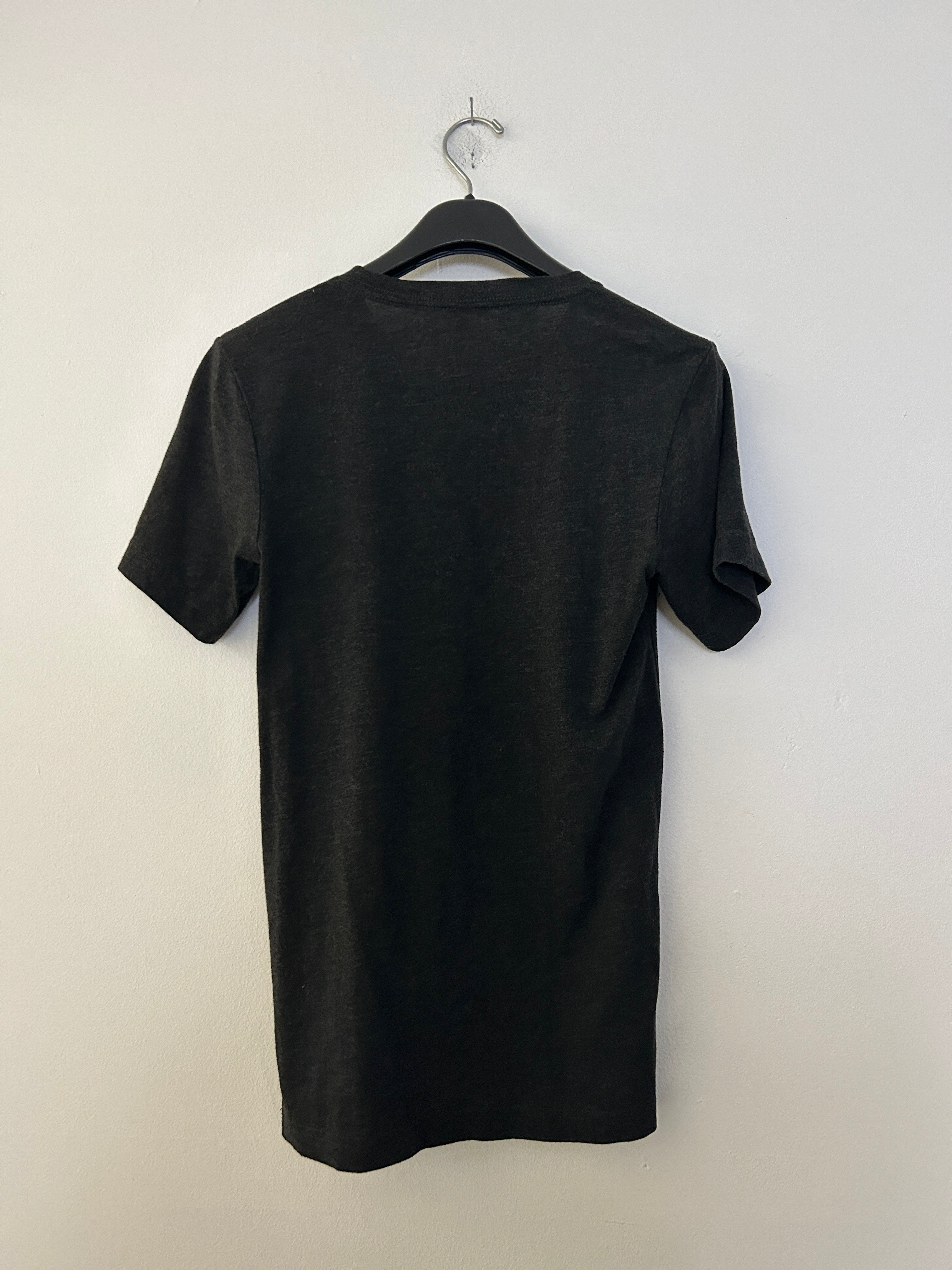 T-shirt noir col V avec imprimé corbeau – CANVAS