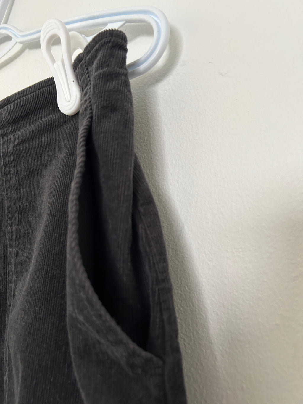 Jupe midi en velours côtelé noire