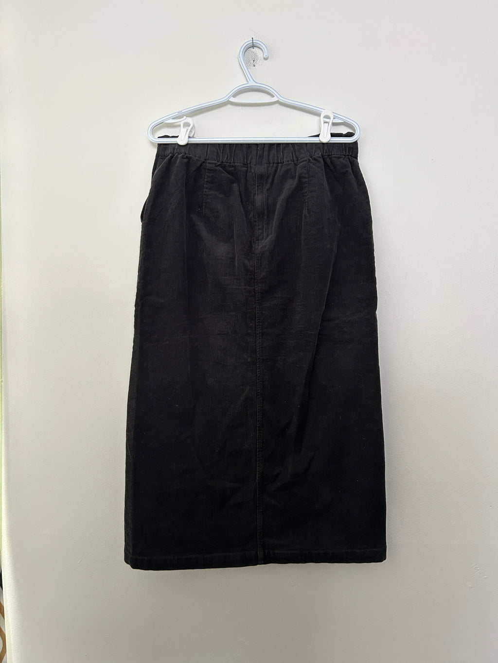 Jupe midi en velours côtelé noire