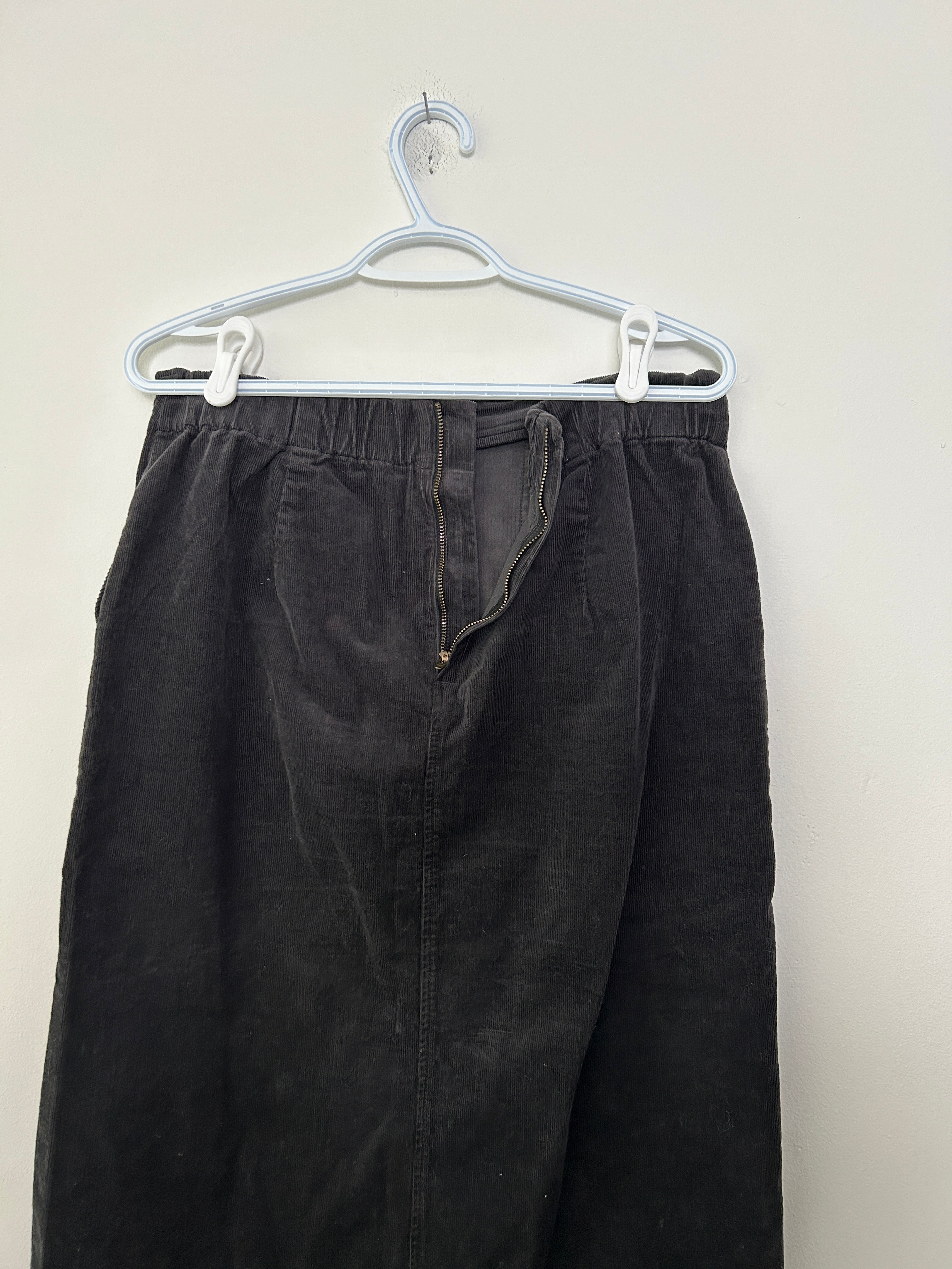 Jupe midi en velours côtelé noire