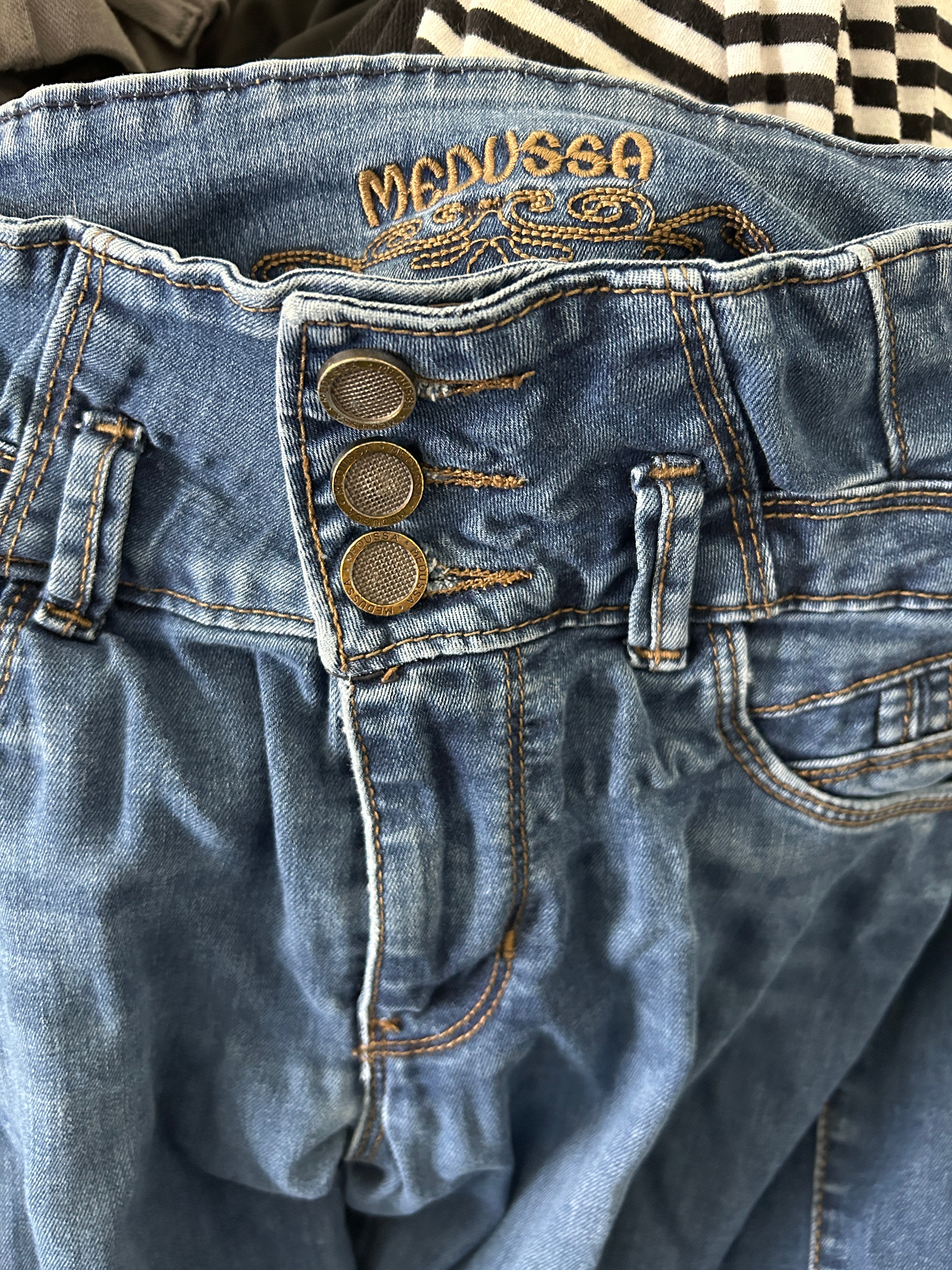 Jean skinny taille haute à boutons – MDS
