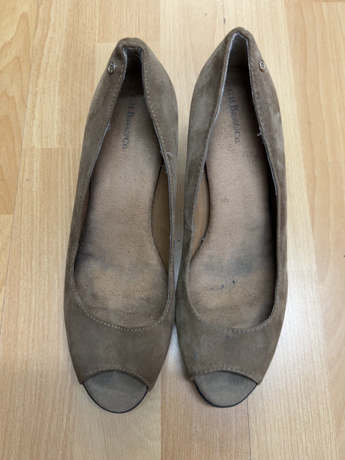 Escarpins ouverts en suède brun — Bass & Co.